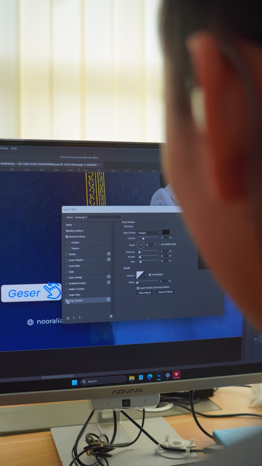 Proses pembuatan konten media sosial di studio Aksavara